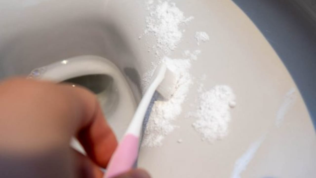 THIS INGREDIENT REMOVES ALL THE DIRT FROM THE TOILET: MUCH STRONGER THAN BICARBONATE