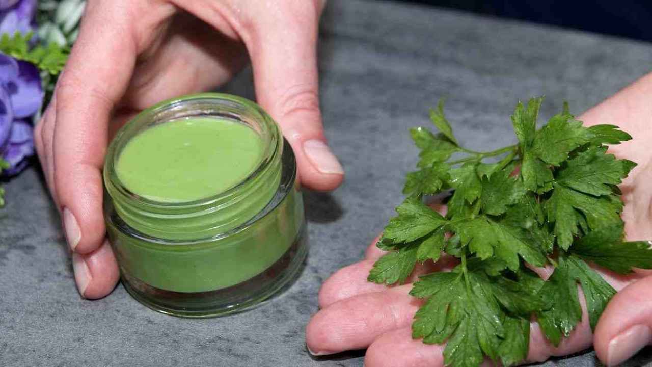 ELIXIR OF YOUTH: IMMEDIATELY FIRMS THE SKIN AND INSTANTLY SMOOTHES WRINKLES