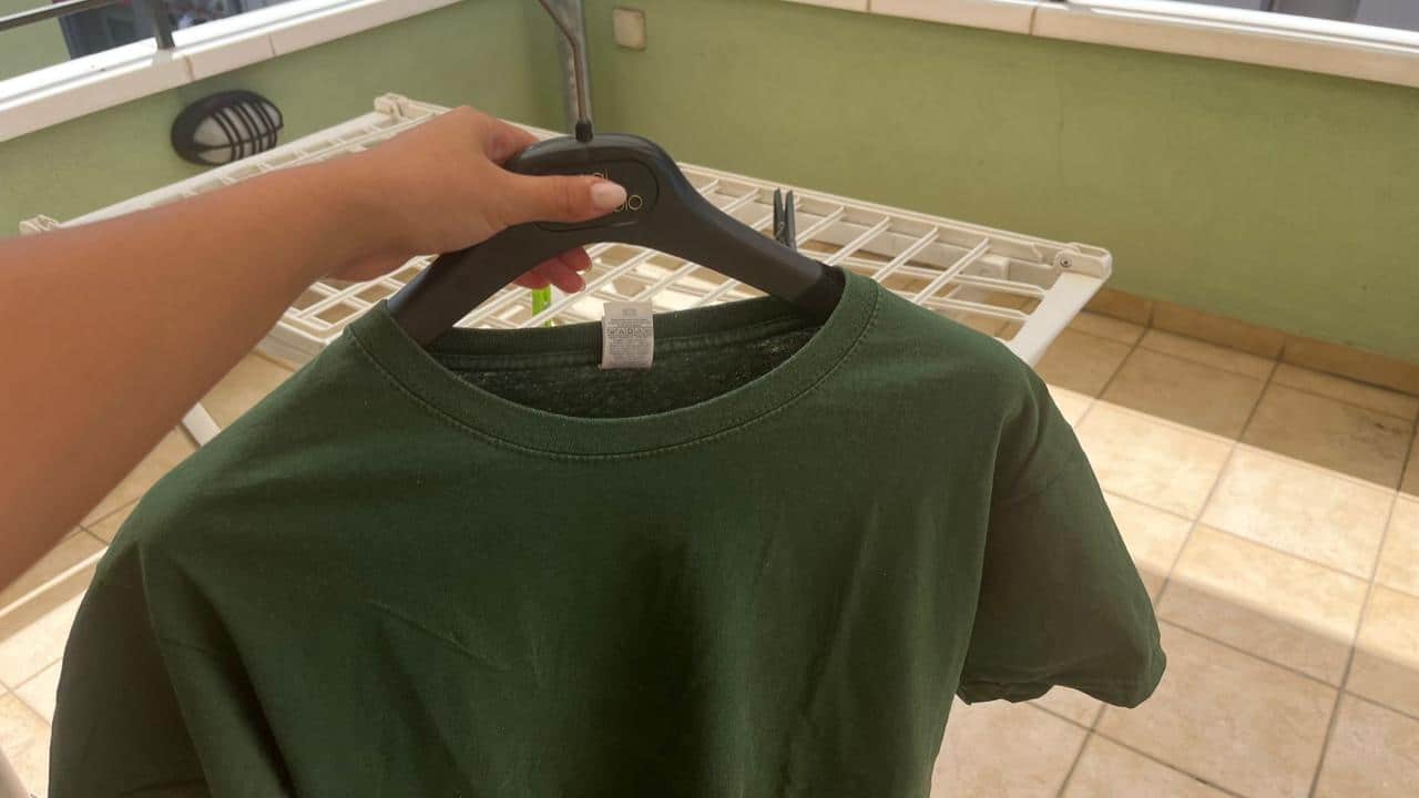 THE HANGER TECHNIQUE FOR HANGING LAUNDRY: YOU WON’T EVEN SEE A CREASE
