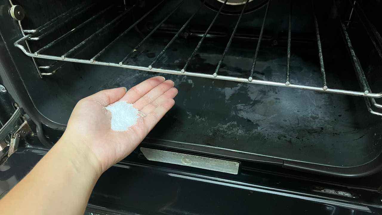 BURNT OIL IN THE OVEN, HOW TO ELIMINATE IT WITHOUT LIFTING A FINGER: YOU WILL HAVE ZERO EFFORT