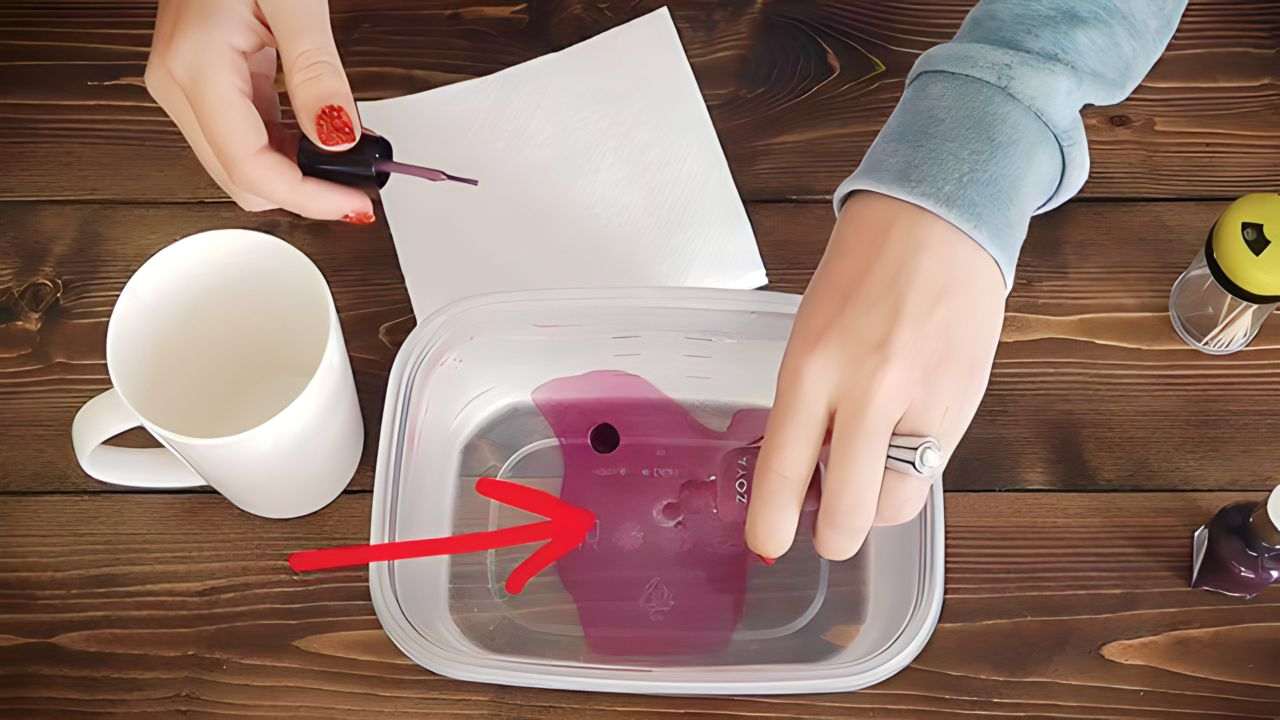 THAT’S WHY YOU SHOULD POUR NAIL POLISH INTO A BOWL OF WARM WATER