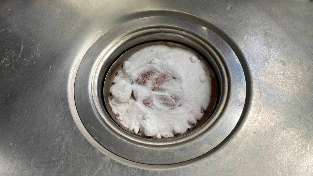 IF YOUR SINK FILTER IS ALSO DIRTY, HERE’S HOW TO CLEAN IT WITHOUT MAKING ANY EFFORT