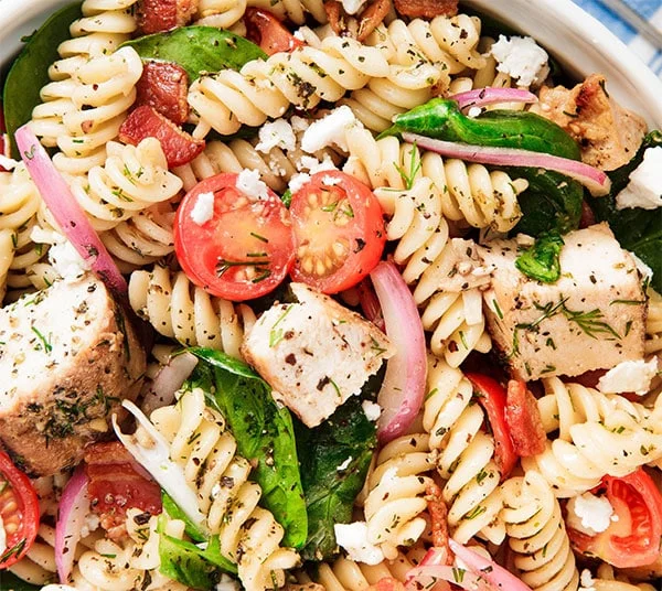 Light pasta salad with chicken and yoghurt